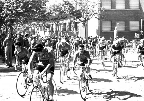 <p>Cursa ciclista. Festa Major de Terrassa. 1957.<br />
Fotografia: Joan Biarnés – Procedència: Arxiu Municipal de Terrassa (AMAT) – Reg: 030_014</p>
