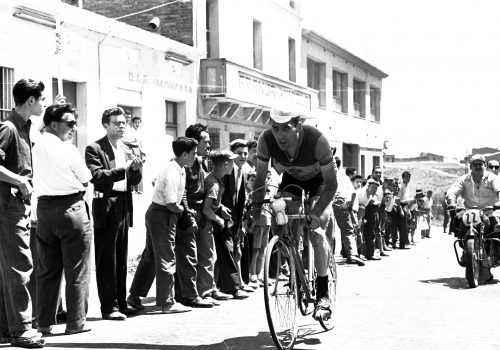<p>Cursa ciclista. Festa Major de Terrassa, 1957.<br />
Fotografia: Joan Biarnés – Procedència: Arxiu Municipal de Terrassa (AMAT) – Reg: 030_018</p>
