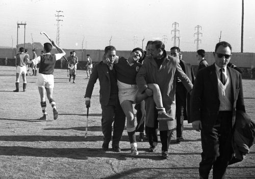 <p>Sortida del jugador Josep Ullés i Carreras, del CD Terrassa Hockey, lesionat durant l’enfrontament amb l’Entente Lyonnais. I Torneig d’Hoquei Internacional juvenil, organitzat per la Federació Catalana de Hoquei.<br />
Fotografia: Joan Biarnés – Procedència: Arxiu Municipal de Terrassa (AMAT) – Reg: 039_011</p>
