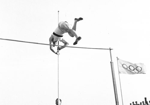 <p>Salt de perxa. Inauguració Pista Atletisme, juliol de 1958.</p>
<p>Fotografia: Joan Biarnés – Procedència: Arxiu Municipal de Terrassa (AMAT) – Reg: 043_009</p>
