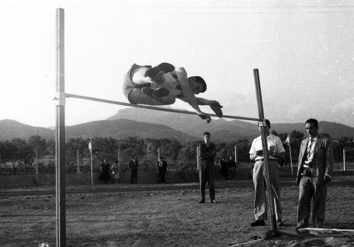 <p>Salt d’alçada. Inauguració Pista Atletisme, juliol de 1958.</p>
<p>Fotografia: Joan Biarnés – Procedència: Arxiu Municipal de Terrassa (AMAT) – Reg: 043_018</p>
