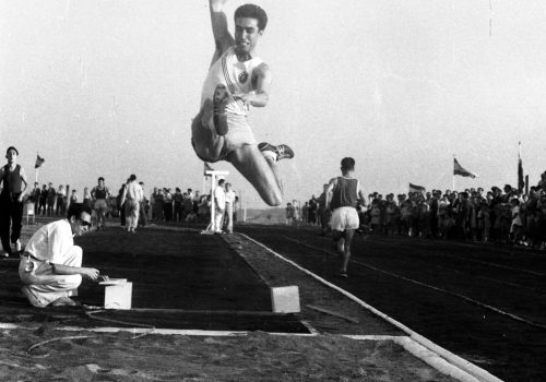 <p>Salt de llargada realitzat per Clotet del Club d’atletisme de Manresa. Inauguració Pista Atletisme, juliol de 1958.</p>
<p>Fotografia: Joan Biarnés – Procedència: Arxiu Municipal de Terrassa (AMAT) – Reg: 043_027</p>
