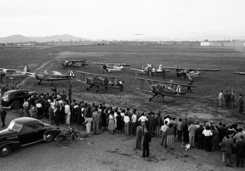 <p>Arribada de les avionetes participants a la II Volta aèria  a Catalunya. Camp de l’Aeri Club Barcelona (Sabadell), 4 de juny de 1956.<br />
Fotografia: Joan Biarnés – Procedència: Arxiu Municipal de Terrassa (AMAT) – Reg: 047_004</p>
