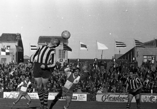 <p>Partit de futbol entre el CE Sabadell i el CD Basconia, 13-12-1959.<br />
Fotografia: Joan Biarnés – Procedència: Arxiu Municipal de Terrassa (AMAT) – Reg: 055_018</p>
