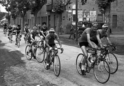 <p>Cursa ciclista celebrada el 20 de juny de 1959, durant la IV Setmana Esportiva de Terrassa, amb un recorregut que arribava fins a Martorell.<br />
Fotografia: Joan Biarnés – Procedència: Arxiu Municipal de Terrassa (AMAT) – Reg: 059_004</p>
