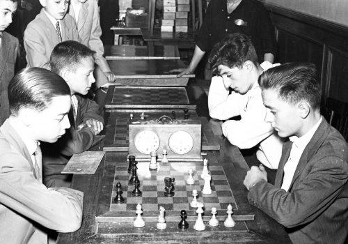 <p>Jugant a Escacs al local de la Societat Coral de Els Amics durant la II Setmana Esportiva de Terrassa, 1957.<br />
Fotografia: Joan Biarnés – Procedència: Arxiu Municipal de Terrassa (AMAT) – Reg: 028_036</p>
