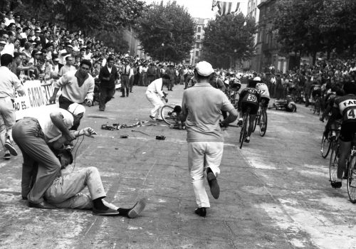 <p>Accident que el càmera del noticiari NO–DO Blai Martín va patir quan els corredors arribaven a la meta de la darrera etapa de la XL Volta ciclista a Catalunya, celebrada entre els dies 4 i 11 de setembre de 1960 i guanyada pel ciclista Miquel Poblet i Orriols.<br />
Fotografia: Joan Biarnés – Procedència: Arxiu Municipal de Terrassa (AMAT) – Reg: 062_027</p>
