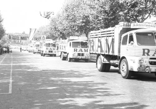 <p>Caravana publicitària de la Volta a Catalunya celebrada del 4 a l’11 de setembre de 1960.<br />
Fotografia: Joan Biarnés – Procedència: Arxiu Municipal de Terrassa (AMAT) – Reg: 063_008</p>

