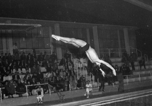 <p>Proves de salts de trampolí. Campeonatos Generales de Natación celebrats el 12 i 13 de març de 1960, a la piscina del Club Natació Sabadell, inaugurada el 1959.<br />
Fotografia: Joan Biarnés – Procedència: Arxiu Municipal de Terrassa (AMAT) – Reg: 065_012</p>
