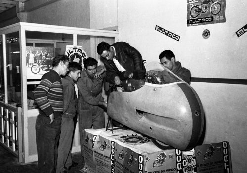 <p>Garatge de Miguel de Dios. Moto Bultaco. Campiona d’Europa 5 rècords, 28 de novembre del 1960.<br />
Fotografia: Joan Biarnés – Procedència: Arxiu Municipal de Terrassa (AMAT) – Reg: 074_011</p>
