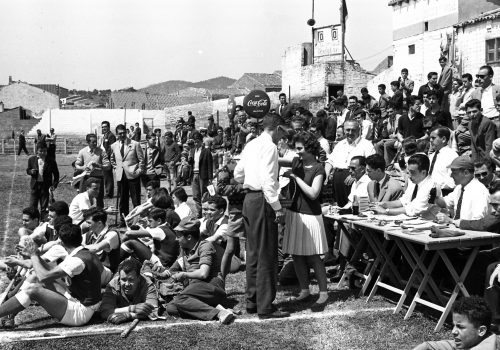 <p>Taula de control al camp del carrer del Bisbe Irurita, durant el transcurs dels partits organitzats amb motiu de les celebracions de les XII Hores d’hoquei sobre herba, 1 de maig del 1961.<br />
Fotografia: Joan Biarnés – Procedència: Arxiu Municipal de Terrassa (AMAT) – Reg: 086_014</p>
