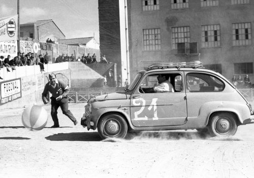 <p>Gymkana Club 600, organitzada per la Agència Seat–Fiat (ASSA) i el Club Seiscientos de Barcelonsa, al camp del CD Agut, el 22 d’octubre del 1961. Va guanyar la prova Josep Maria Tomàs i Segarra, del Club Seiscientos, i el segon classificat va ser Josep Cusidó i Simon, de Terrassa.<br />
Fotografia: Joan Biarnés – Procedència: Arxiu Municipal de Terrassa (AMAT) – Reg: 100_009</p>
