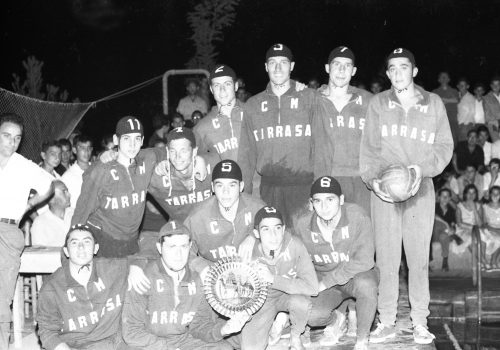 <p>Equip de waterpolo que enfrontà el CN Tarrasa contra la selecció d’Àfrica del Sud, el 8 d’agost de 1961. Dempeus, d’esquerra a dreta, Jaume Jové i Calzada, Frederik Hendrik de Bruijn, entrenador, però que en aquella ocasió va participar també com a jugador, Joan Torrents i Plaja, Enric Puig i Surrallés, Jaume Soriguera, Josep Codina i Ruiz. Primera fila: Joan Gil i Creus, Francesc Torrents i Plaja, Antoni Codina i Ruiz, Joan Grandia i Castellet i Lluís Sellarés i Ortiz.<br />
Fotografia: Joan Biarnés – Procedència: Arxiu Municipal de Terrassa (AMAT) – Reg: 101_012</p>
