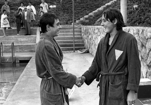 <p>A l’esquerra, Isabel Castañé i López, del CN Sabadell, i, a la dreta, Lídia Camprubí i Barris, del CN Manresa, participants en el Campeonatos de Cataluña de natació femenina, celebrats a la piscina de 50 metres del CN Terrassa, el 19 i 20 d’agost de 1961. Isabel Castañé va batre el rècord de Catalunya de 200 metres lliures i el de 100 metres papallona dins la categoria infantil i Lídia Camprubí el de 10 metres lliures. Joan Biarnés publicà la crònica d’aquestes proves a la pàgina 2 del diari El Mundo Deportivo, del 21 d’agost de 1962.<br />
Fotografia: Joan Biarnés – Procedència: Arxiu Municipal de Terrassa (AMAT) – Reg: 103_032</p>
