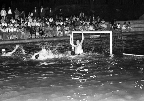 <p>Atac a la porteria holandesa durant el partit de waterpolo celebrat, el 5 de setembre de 1961, a les instal•lacions del CN Terrassa, a la Zona Deportiva, dins el Festival Internacional de Natación y Waterpolo, on s’enfrontaven les seleccions júniors d’Holanda i d’Espanya. En aquesta confrontació participava Antoni Codina i Ruiz, jugador del CN Terrassa.<br />
Fotografia: Joan Biarnés – Procedència: Arxiu Municipal de Terrassa (AMAT) – Reg: 104_001</p>
