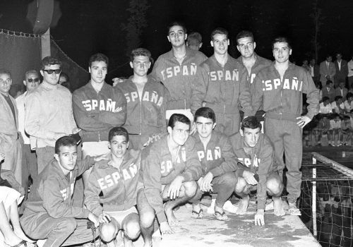 <p>Equip júnior de la selecció espanyola de waterpolo que s’enfrontà a la selecció holandesa, a la piscina de la Zona Deportiva de Tarrasa, 5 de setembre de 1961. Antoni Codina i Ruiz, del CN Terrassa, és el segon a l’esquerra de la primera fila de jugadors.<br />
Fotografia: Joan Biarnés – Procedència: Arxiu Municipal de Terrassa (AMAT) – Reg: 104_013</p>
