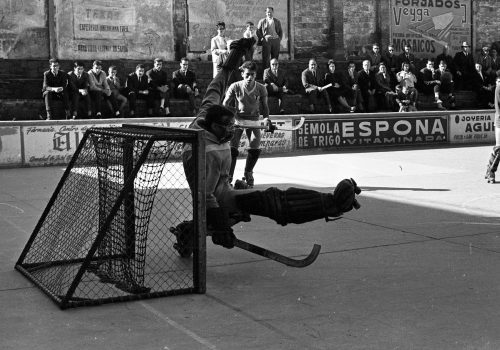 <p>Hoquei sobre patins, 1962.<br />
Fotografia: Joan Biarnés – Procedència: Arxiu Municipal de Terrassa (AMAT) – Reg: 106_012</p>
