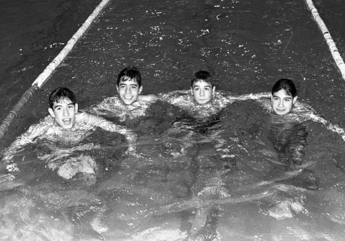 <p>D’esquerra a dreta; Marià Cugueró i Orad, del CN Barcelona; Francesc Martínez i Vilaseca, del CN Manresa, Joaquim Pujol i Simón, del CN Banyoles i, Miquel Torres i Bernades, del CN Sabadell el 1962, a la piscina coberta del CN Sabadell, van batre el rècord del 4 per 100 estils en la categoria d’infantils.<br />
Fotografia: Joan Biarnés – Procedència: Arxiu Municipal de Terrassa (AMAT) – Reg: 113_033</p>
