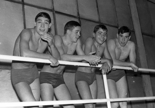 <p>D’esquerra a dreta, Miquel Torres i Bernades, del CN Sabadell; Joaquim Pujol i Simón, del CN Banyoles; Francesc Martínez i Vilaseca, del CN Manresa, i Marià Cugueró i Orad, del CN Barcelona, el 1962, a la piscina coberta del CN Sabadell, van batre el rècord del 4 per 100 estils en la categoria d’infantils.<br />
Fotografia: Joan Biarnés – Procedència: Arxiu Municipal de Terrassa (AMAT) – Reg: 113_035</p>
