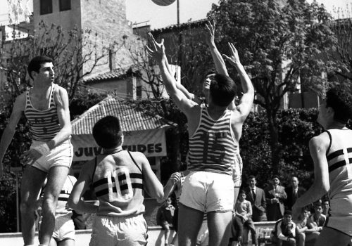 <p>La fotografia correspon al partit de bàsquet entre el GD Sémolas Espona, de Terrassa,i possiblement el CC Badalona, jugat a la Pista Jardín San Fernando, corresponent al Trofeo Gonzalo Aguirre, 7 de gener de 1962.<br />
Fotografia: Joan Biarnés – Procedència: Arxiu Municipal de Terrassa (AMAT) – Reg: 114_018</p>
