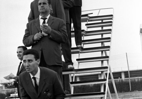 <p>Cronometradors col•legiats atents a l’ordre d’arribada dels corredors que participaren en la trobada internacional entre les seleccions de la Provença i Catalunya, 4 i 5 d’agost de 1962.</p>
<p>Fotografia: Joan Biarnés – Procedència: Arxiu Municipal de Terrassa (AMAT) – Reg: 128_038</p>
