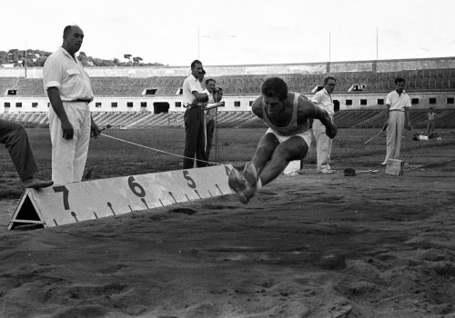 <p>Prova de salt de longitud als Campionats Generals de Catalunya d’Atletisme, celebrats a l’estadi de Montjuïc, 11 i 12 d’agost de 1962.</p>
<p>Fotografia: Joan Biarnés – Procedència: Arxiu Municipal de Terrassa (AMAT) – Reg: 129_027</p>
