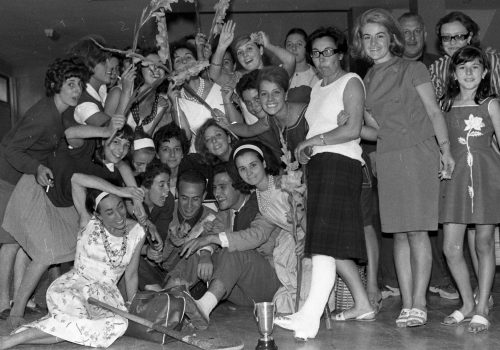 <p>Divertida instantània de les jugadores del CD Terrassa Hockey, que havien guanyat, ja per cinquena vegada consecutiva i des del 1958, els Campionats d’Espanya d’Hoquei sobre herba femení, celebrats entre el 29 de juny i l’1 de juliol del 1962 a Terrassa.<br />
Fotografia: Joan Biarnés – Procedència: Arxiu Municipal de Terrassa (AMAT) – Reg: 134_036</p>
