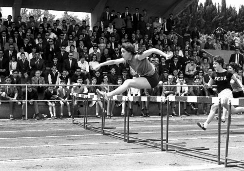 <p>Maria Lluïsa Consegal i Oliveras, de CD Hispanofrancès guanyadora de les Proves d’atletisme, Gran Premi Internacional Sant Jordi, organitzat per la Federació d’Atletisme de Catalunya, a les pistes de la Ciutat Universitària, a Pedralbes, el 19 de maig de 1963. Va ser la primera dona que va guanyar uns campionats d’atletisme, una vegada aixecada la prohibició per la qual el Règim no permetia practicar esport a les dones.</p>
<p>Fotografia: Joan Biarnés – Procedència: Arxiu Municipal de Terrassa (AMAT) – Reg: 139_009</p>
