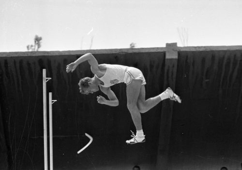 <p>El salt amb perxa el va guanyar el nord-americà Dave Tork.</p>
<p>Fotografia: Joan Biarnés – Procedència: Arxiu Municipal de Terrassa (AMAT) – Reg: 139_037</p>

