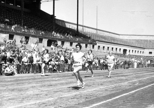 <p>Cursa femenina dels Campionats d’Espanya d’Atletisme. Estadi de Montjuïc, agost de 1963.</p>
<p>Fotografia: Joan Biarnés – Procedència: Arxiu Municipal de Terrassa (AMAT) – Reg: 140_010</p>
