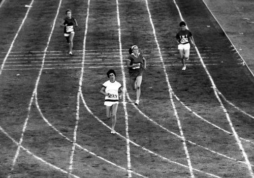 <p>Cursa femenina dels Campionats d’Espanya d’Atletisme. Estadi de Montjuïc, agost de 1963.</p>
<p>Fotografia: Joan Biarnés – Procedència: Arxiu Municipal de Terrassa (AMAT) – Reg: 141_017</p>

