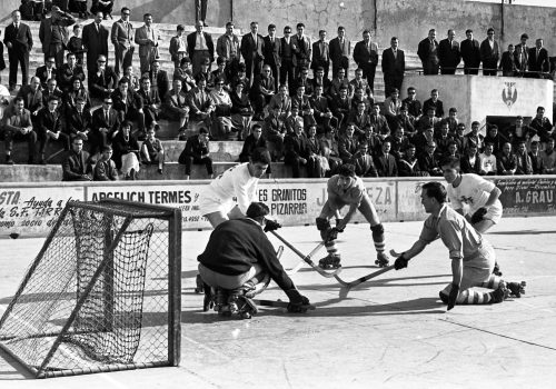 <p>Hoquei sobre patins, 17 de novembre del 1963.<br />
Fotografia: Joan Biarnés – Procedència: Arxiu Municipal de Terrassa (AMAT) – Reg: 154_003</p>
