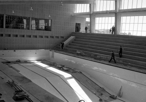 <p>Vista de les darreres actuacions a la recent bastida piscina coberta de  la Zona Esportiva de Terrassa, on, quatre dies després de fer-se aquesta fotografia, el 30 de març de 1963, havien de començar a celebrar-se els VII Campionats d’Espanya de Natació d’Hivern.<br />
Fotografia: Joan Biarnés – Procedència: Arxiu Municipal de Terrassa (AMAT) – Reg: 163_031</p>
