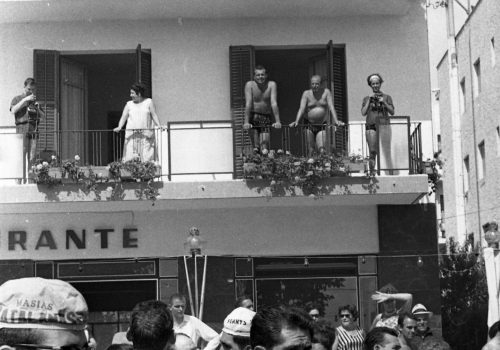 <p>8ena etapa de la XLIV Volta ciclista a Catalunya els dies 13 i 20 de setembre de 1964, al seu pas per Salou, on el dia 19 va tenir lloc una prova contra rellotge que va guanyar Antonio Gómez del Moral.<br />
Fotografia: Joan Biarnés – Procedència: Arxiu Municipal de Terrassa (AMAT) – Reg: 176_031</p>
