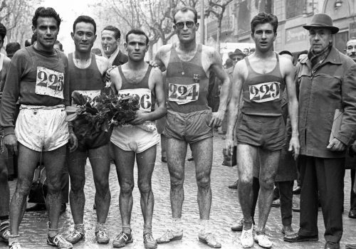 <p>Cursa d’atletisme, III Gran Premio San Sebastián, celebrat a Sabadell el 12 de gener de 1964. Guanyador Francisco Arizmendi, corredor del CF Barcelona, que apareix el tercer a l’esquerra de la fotografia, amb un ram a les mans, l’acompanyen a la seva dreta Amorós, Guixà i a l’esquerra Domingo Mayoral.</p>
<p>Fotografia: Joan Biarnés – Procedència: Arxiu Municipal de Terrassa (AMAT) – Reg: 178_028</p>
