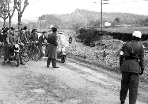 <p>XLIV Campeonato de Catalunya de Cros, 23 de febrer de 1964, que es corria des de la població de Tona a Vic. Va guanyar Francisco Arizmendi Criado, del CF Barcelona.</p>
<p>Fotografia: Joan Biarnés – Procedència: Arxiu Municipal de Terrassa (AMAT) – Reg: 179_019</p>
