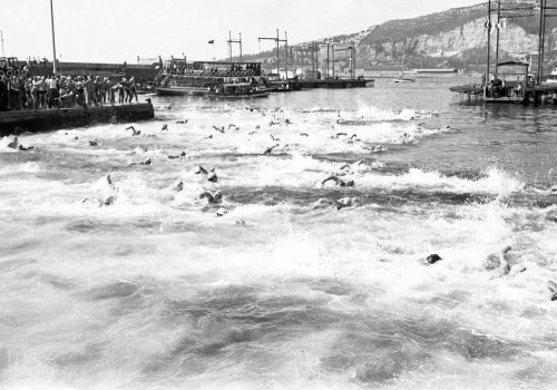 <p>XXXVII Travesía del Puerto de Barcelona, 27 de desembre de 1964, organitzada pel CN Atlético, els guanyadors foren Manuel Ibern i Alcalde, del CN Barceloneta, i Anna Maria Santamaria i Ansaldo, del CN Barcelona.<br />
Fotografia: Joan Biarnés – Procedència: Arxiu Municipal de Terrassa (AMAT) – Reg: 180_003</p>
