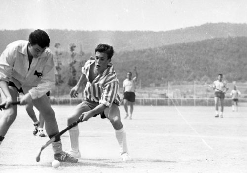 <p>Hoquei. Jugada entre Joan Martí Ferran (ATHC) i Lluis Aurell Alegre (CD Egara), 1963-64.<br />
Fotografia: Joan Biarnés – Procedència: Arxiu Municipal de Terrassa (AMAT) – Reg: 202_010</p>
