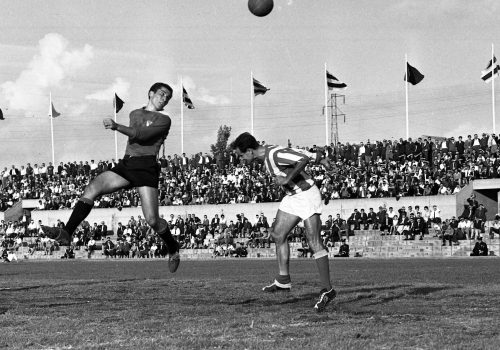 <p>Partit de Futbol Terrassa FC – UE Vic, 4 d’octubre de 1964.<br />
Fotografia: Joan Biarnés – Procedència: Arxiu Municipal de Terrassa (AMAT) – Reg: 221_011</p>
