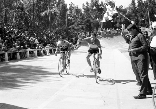 <p>Ciclisme en pista, 1965.<br />
Fotografia: Joan Biarnés – Procedència: Arxiu Municipal de Terrassa (AMAT) – Reg: 255_020</p>
