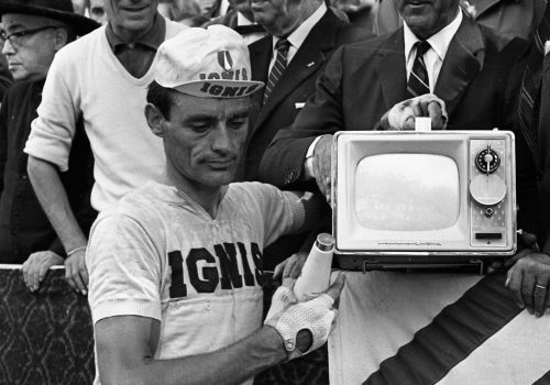 <p>Roberto Poggiali premiat amb una TV durant la XLV Volta a Catalunya, 1965.<br />
Fotografia: Joan Biarnés – Procedència: Arxiu Municipal de Terrassa (AMAT) – Reg: 261_015</p>
