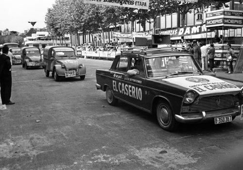 <p>Caravana publicitària de la XLV Volta a Catalunya, a l’entorn del circuit de Montjuïc durant la qual es disputava el Trofeu Teleexpress. Es va celebrar entre els dies 12 i 19 de setembre de 1965, resultant guanyador absolut Antonio Gómez del Moral, de l’equip KAS (1/20).<br />
Fotografia: Joan Biarnés – Procedència: Arxiu Municipal de Terrassa (AMAT) – Reg: 262_003</p>
