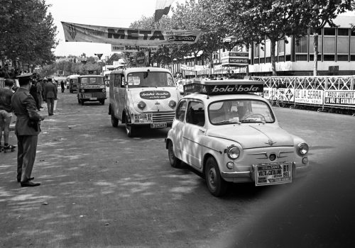 <p>Caravana publicitària de la XLV Volta a Catalunya, a l’entorn del circuit de Montjuïc durant la qual es disputava el Trofeu Teleexpress. Es va celebrar entre els dies 12 i 19 de setembre de 1965, resultant guanyador absolut Antonio Gómez del Moral, de l’equip KAS (2/20).<br />
Fotografia: Joan Biarnés – Procedència: Arxiu Municipal de Terrassa (AMAT) – Reg: 262_004</p>
