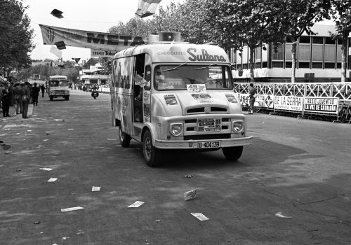 <p>Caravana publicitària de la XLV Volta a Catalunya, a l’entorn del circuit de Montjuïc durant la qual es disputava el Trofeu Teleexpress. Es va celebrar entre els dies 12 i 19 de setembre de 1965, resultant guanyador absolut Antonio Gómez del Moral, de l’equip KAS. (3/20).<br />
Fotografia: Joan Biarnés – Procedència: Arxiu Municipal de Terrassa (AMAT) – Reg: 262_005</p>
