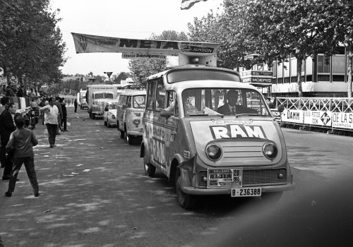 <p>Caravana publicitària de la XLV Volta a Catalunya, a l’entorn del circuit de Montjuïc durant la qual es disputava el Trofeu Teleexpress. Es va celebrar entre els dies 12 i 19 de setembre de 1965, resultant guanyador absolut Antonio Gómez del Moral, de l’equip KAS. (4/20).<br />
Fotografia: Joan Biarnés – Procedència: Arxiu Municipal de Terrassa (AMAT) – Reg: 262_006</p>
