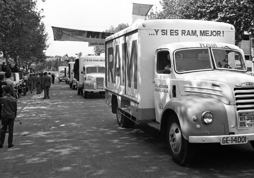 <p>Caravana publicitària de la XLV Volta a Catalunya, a l’entorn del circuit de Montjuïc durant la qual es disputava el Trofeu Teleexpress. Es va celebrar entre els dies 12 i 19 de setembre de 1965, resultant guanyador absolut Antonio Gómez del Moral, de l’equip KAS. (5/20).<br />
Fotografia: Joan Biarnés – Procedència: Arxiu Municipal de Terrassa (AMAT) – Reg: 262_007</p>

