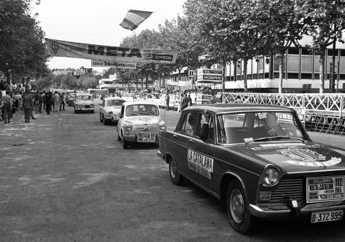 <p>Caravana publicitària de la XLV Volta a Catalunya, a l’entorn del circuit de Montjuïc durant la qual es disputava el Trofeu Teleexpress. Es va celebrar entre els dies 12 i 19 de setembre de 1965, resultant guanyador absolut Antonio Gómez del Moral, de l’equip KAS. (6/20).<br />
Fotografia: Joan Biarnés – Procedència: Arxiu Municipal de Terrassa (AMAT) – Reg: 262_008</p>

