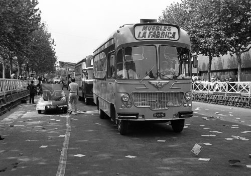 <p>Caravana publicitària de la XLV Volta a Catalunya, a l’entorn del circuit de Montjuïc durant la qual es disputava el Trofeu Teleexpress. Es va celebrar entre els dies 12 i 19 de setembre de 1965, resultant guanyador absolut Antonio Gómez del Moral, de l’equip KAS. (7/20).<br />
Fotografia: Joan Biarnés – Procedència: Arxiu Municipal de Terrassa (AMAT) – Reg: 262_009</p>
