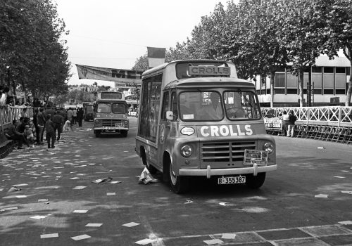 <p>Caravana publicitària de la XLV Volta a Catalunya, a l’entorn del circuit de Montjuïc durant la qual es disputava el Trofeu Teleexpress. Es va celebrar entre els dies 12 i 19 de setembre de 1965, resultant guanyador absolut Antonio Gómez del Moral, de l’equip KAS.  (8/20).<br />
Fotografia: Joan Biarnés – Procedència: Arxiu Municipal de Terrassa (AMAT) – Reg: 262_010</p>
