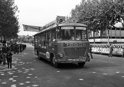 <p>Caravana publicitària de la XLV Volta a Catalunya, a l’entorn del circuit de Montjuïc durant la qual es disputava el Trofeu Teleexpress. Es va celebrar entre els dies 12 i 19 de setembre de 1965, resultant guanyador absolut Antonio Gómez del Moral, de l’equip KAS.  (9/20).<br />
Fotografia: Joan Biarnés – Procedència: Arxiu Municipal de Terrassa (AMAT) – Reg: 262_011</p>
